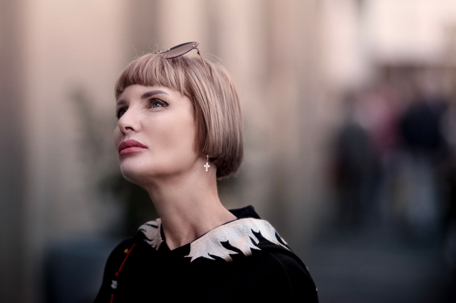 15 Elegant Italian Bob Haircut Ideas for a Sophisticated Look Portrait of a woman with a blonde bob haircut and sunglasses outdoors in a city