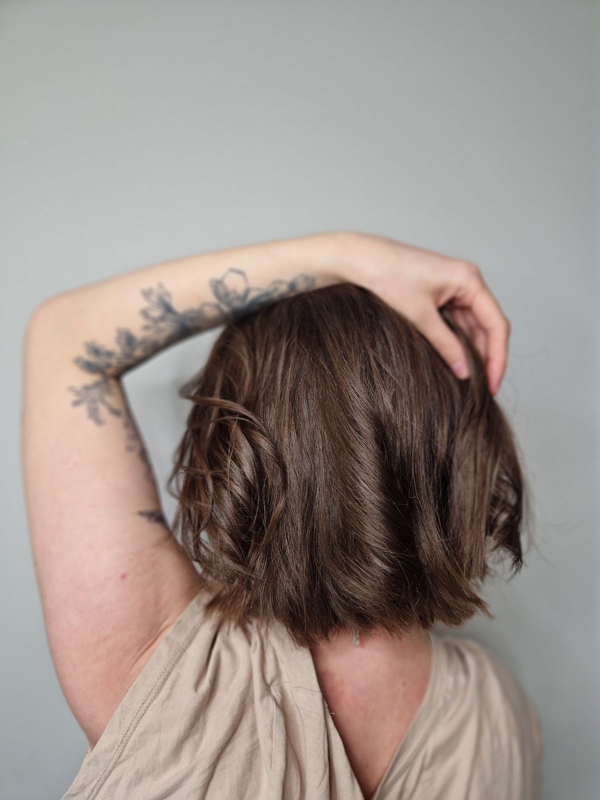 18 Best Haircuts for Round Faces That Slim and Flatter (2026 Guide) Lob haircut for round faces — length below the chin
