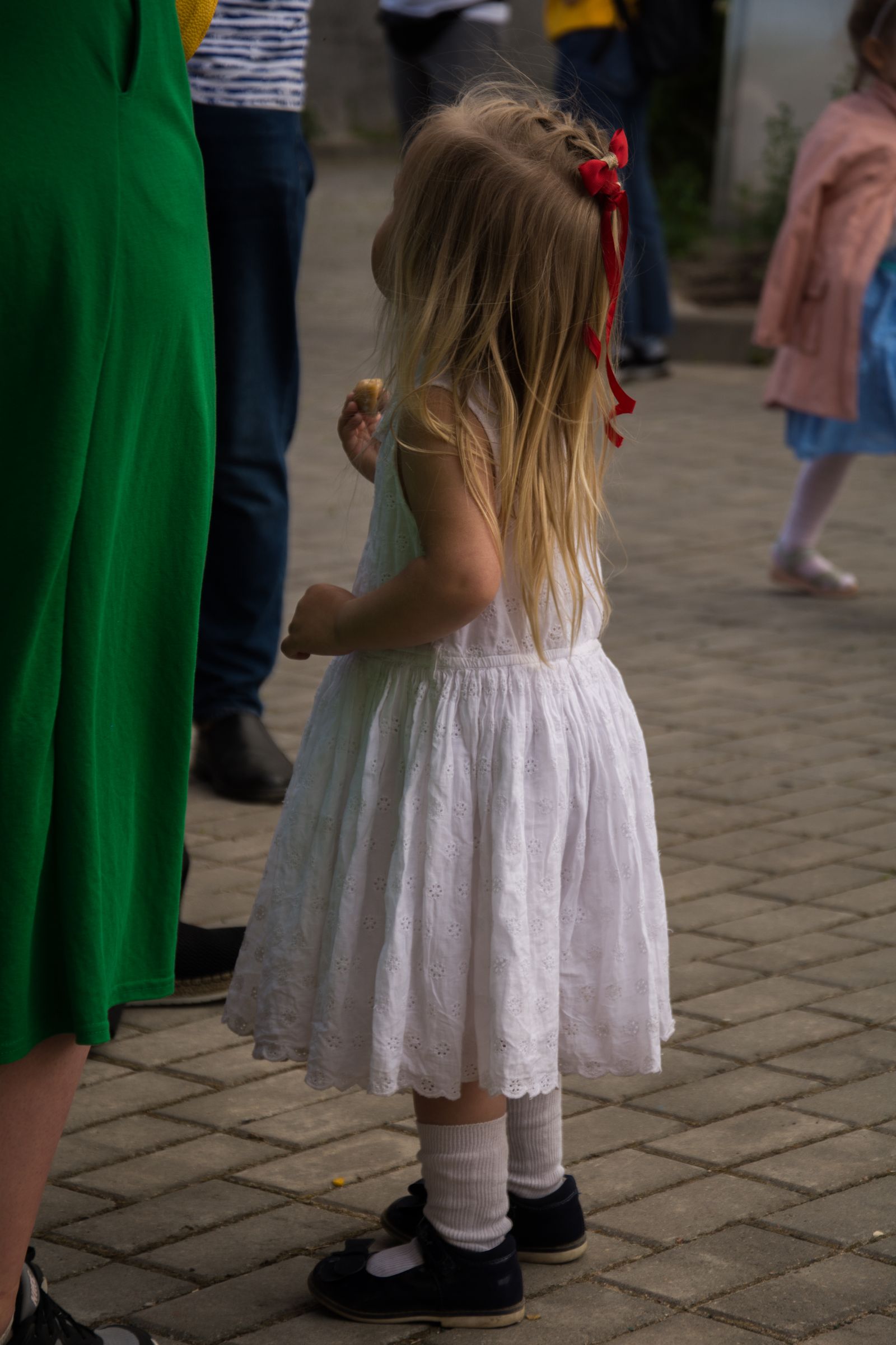 20 Adorable Halloween Hairstyles for Kids to Try Scarecrow bow pigtails with ribbon — halloween hairstyle for kids