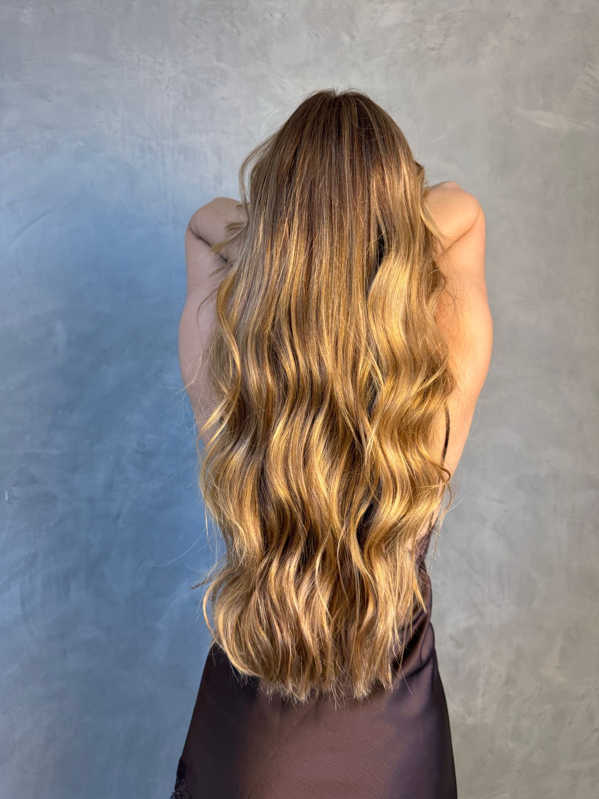 15 Effortless Wavy Hairstyles for Women (2026 Guide) Wavy shag hairstyle with blonde waves