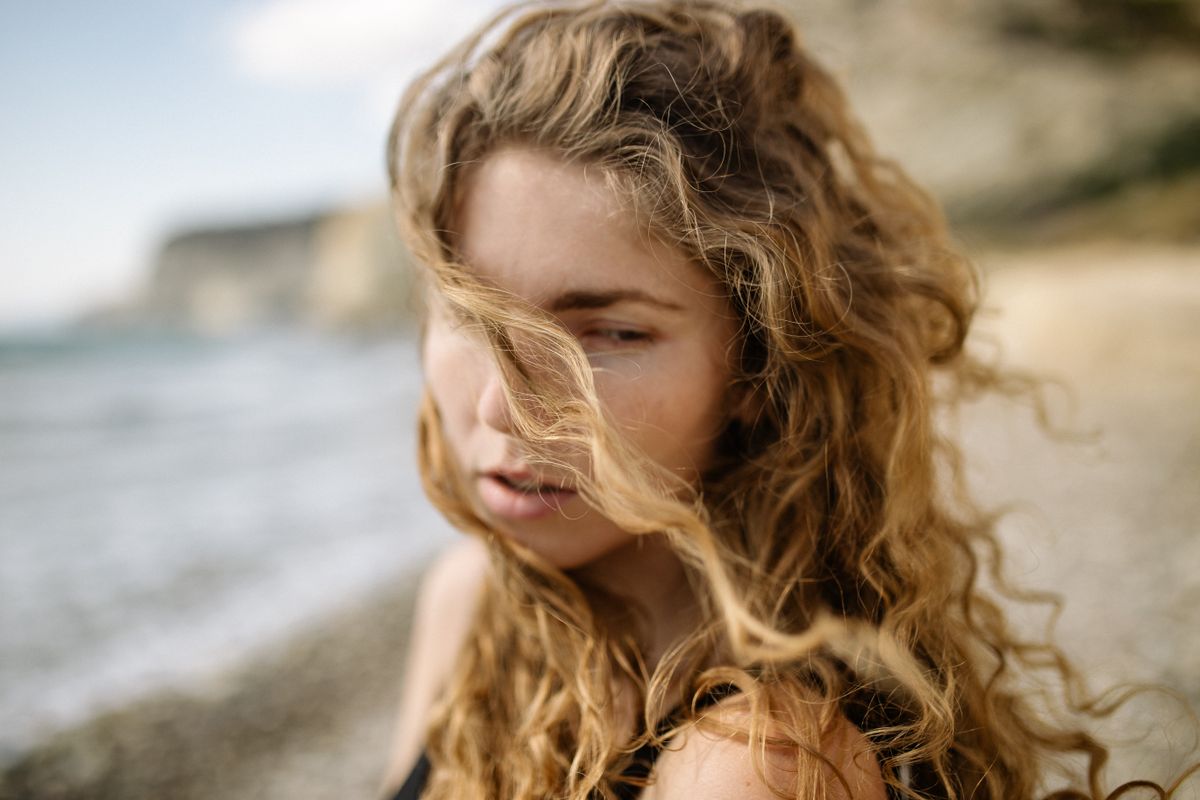 15 Effortless Wavy Hairstyles for Women (2026 Guide) Voluminous diffused wavy hairstyle