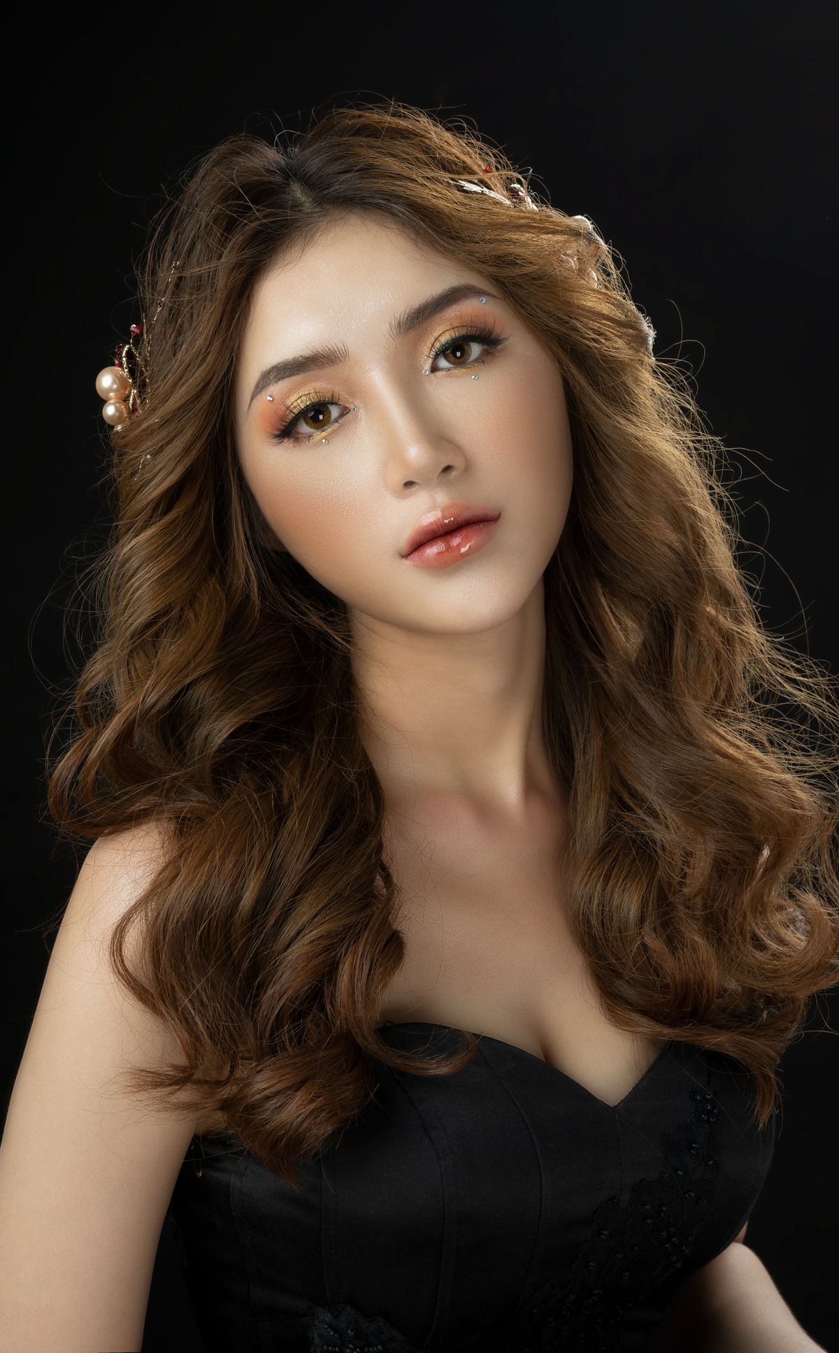 20 Stunning Women's Hairstyles for 2026 (Every Length & Occasion) Stunning women's hairstyles 2026 — long wavy hair portrait
