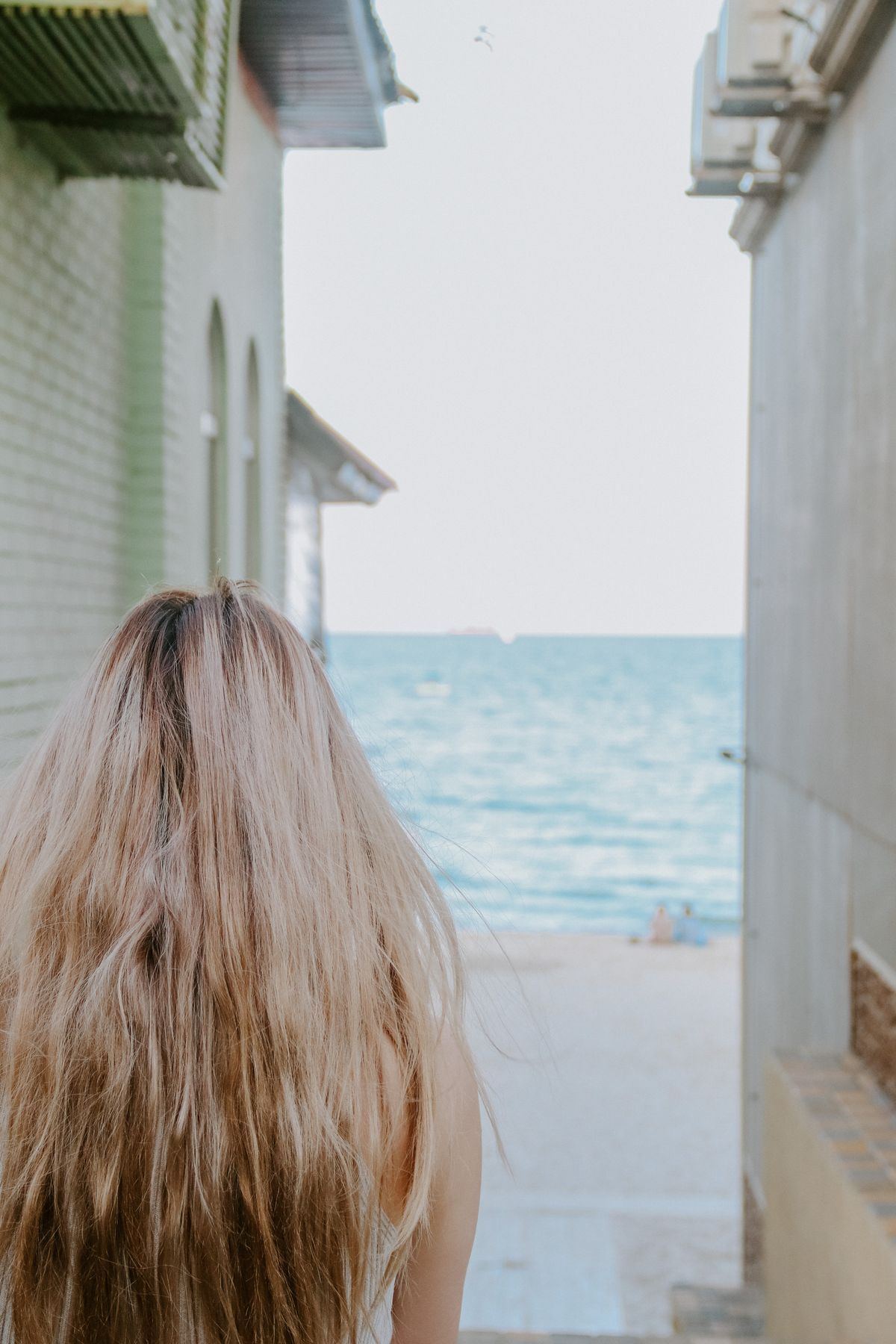 15 Effortless Wavy Hairstyles for Women (2026 Guide) Heatless beachy waves — wavy hairstyles for women