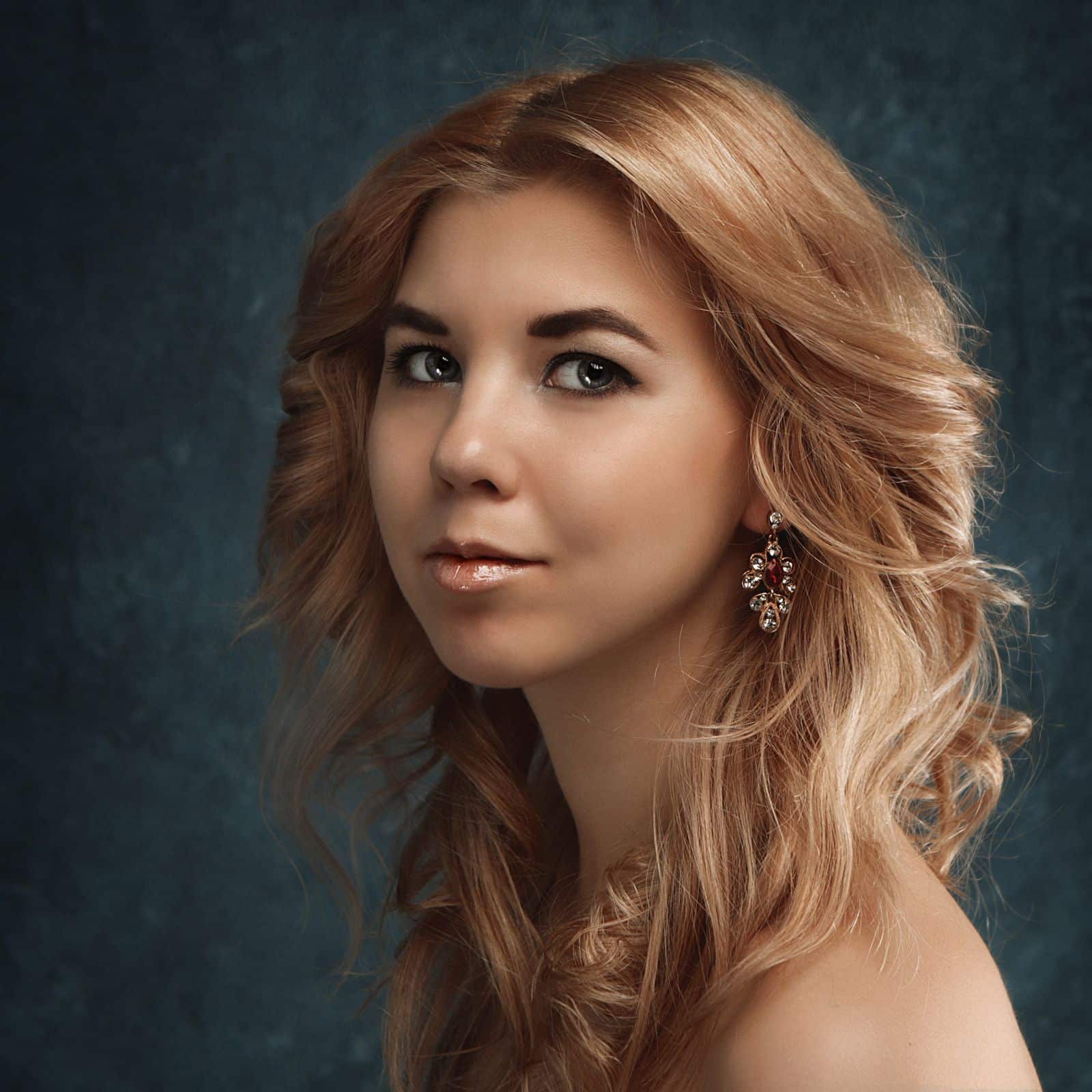 15 Fall Hair Color Ideas for 2026 (Espresso, Copper & More) Chai latte blonde fall hair color, creamy beige blonde